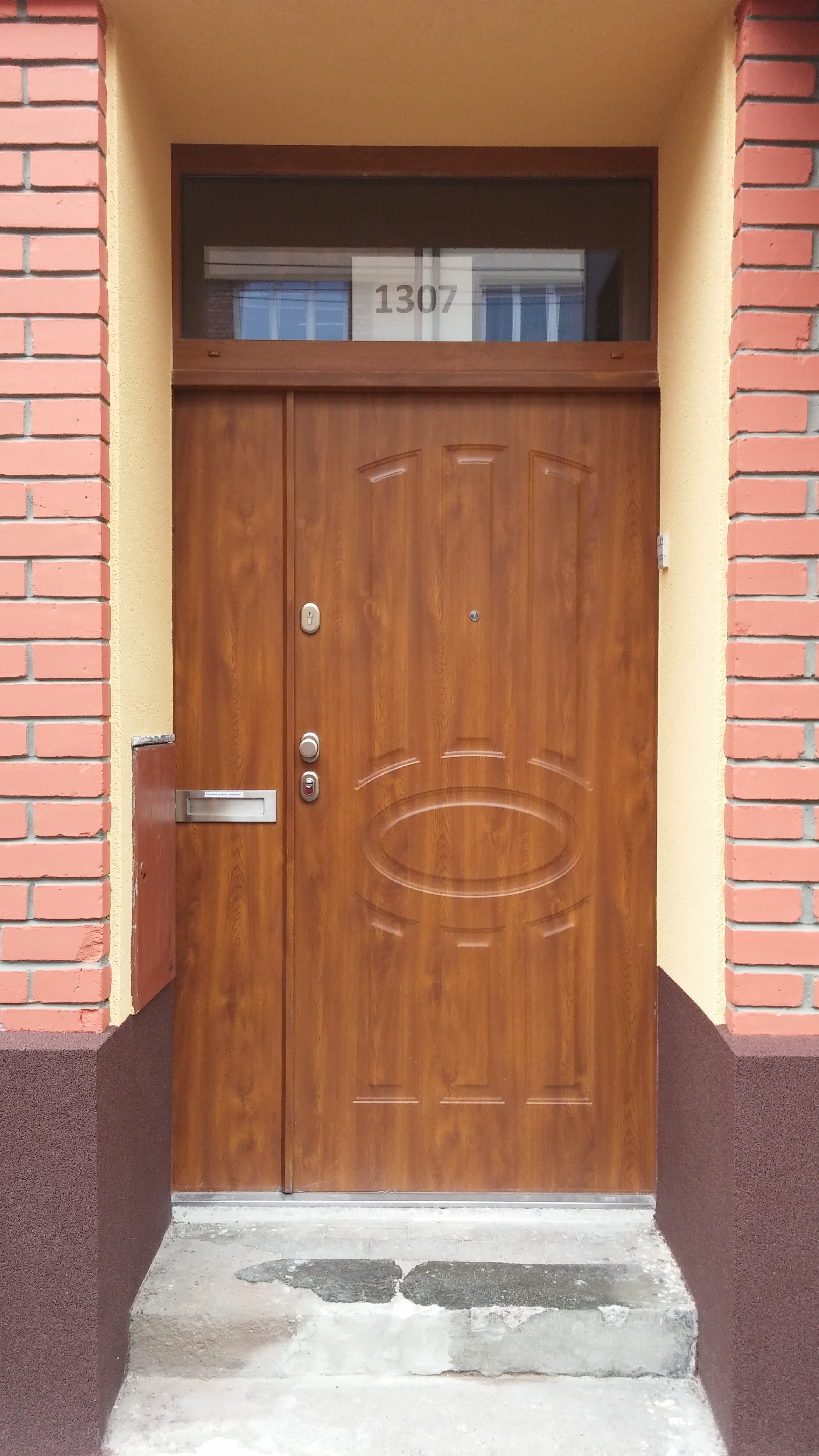 Dvoukřídlé bezpečnostní dveře, TT Plus se schránkou, Pardubice