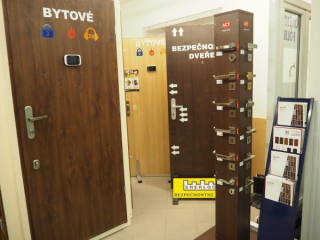 Bezpečnostní dveře a doplňky k nim na pobočce v Hradci Králové