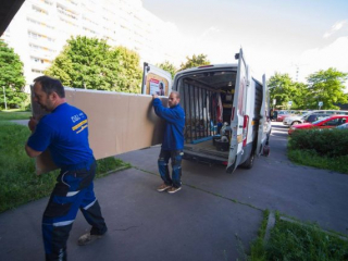 Nové bezpečnostní dveře váží i 70 kg, dva chlapi mají co dělat