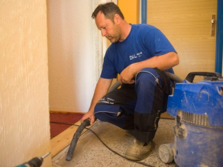 Před instalací nové zárubně musíme vše očistit a připravit