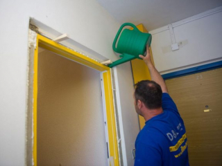 Při betonování nové bezpečnostní zárubně potřebujeme několik desítek kg rychleschnoucího betonu